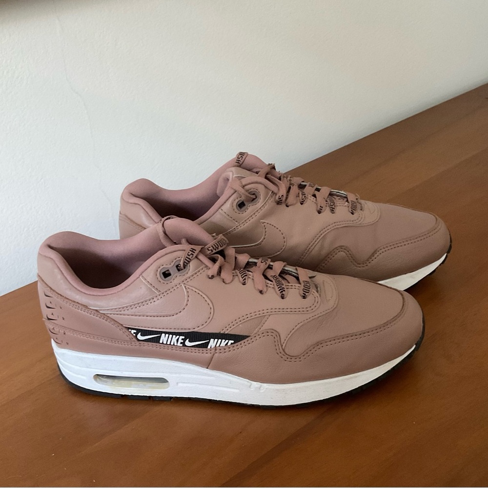 Nike Air Max Women’s 8.5 Sneakers